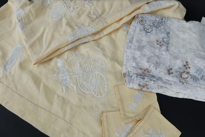tout un tas de vêtements de toutes sortes posés sur la table