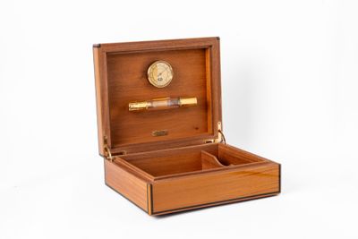 une image représentant une boîte en bois contenant une horloge