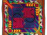 un foulard carré orné d'un motif coloré