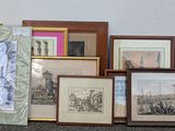 de nombreux tableaux encadrés posés par terre près d'un mur