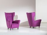 deux chaises violettes posées sur une estrade blanche dans une pièce blanche