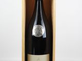 une bouteille de vin dans un coffret en bois sur fond blanc