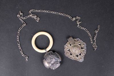 deux bijoux posés sur une surface noire