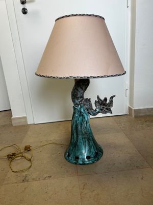 une lampe posée par terre près d'une porte