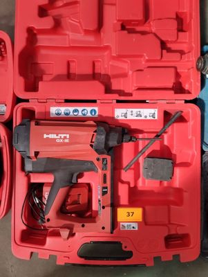 une image représentant une boîte à outils rouge contenant des outils
