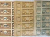 quelques vieux billets de banque posés les uns à côté des autres sur une table