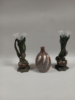 trois vases posés sur une table