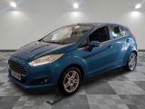 La Ford Fiesta bleue est garée dans une grande pièce.