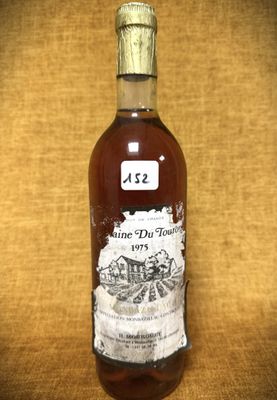 une bouteille d'alcool posée sur une table