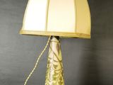 l'image d'une lampe posée sur une table