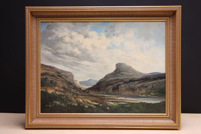 une peinture à l'huile représentant une scène de montagne avec un lac au premier plan
