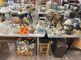 de nombreux types de vases sur la table