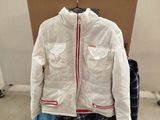 une pile de vêtements posée sur un carton