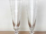 deux verres à vin vides posés sur une table en bois