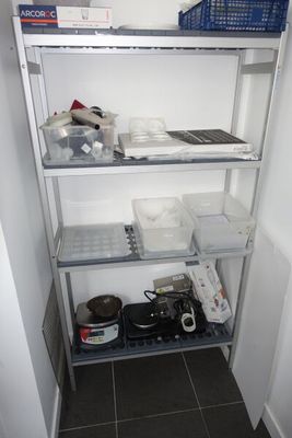 SUR DESIGNATION : Une étagère à clayette avec son contenu : …