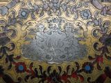 une assiette en or sur laquelle est représenté un dragon