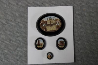 une image représentant une ville sur laquelle figure une horloge