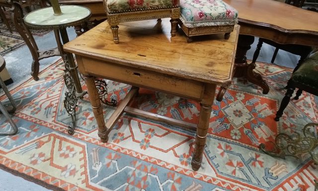 Petite table rustique ouvrant à un tiroir