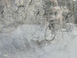une statue représentant un homme à vélo dans la neige