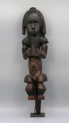 Figure de gardien de reliquaire Byeri en bois lourd à patine…