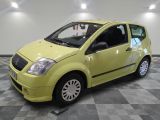 la photo d'une petite voiture jaune garée dans un garage