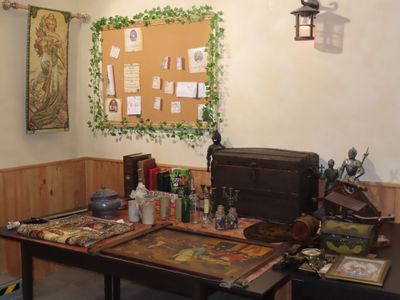 une photo d'un bureau sur lequel se trouvent de nombreux objets