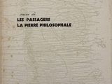 un vieux livre avec un titre en noir et blanc