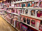 de nombreux types de poupées différents sur les rayons du magasin
