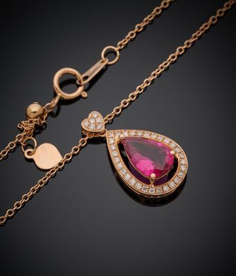 un pendentif en tourmaline rose et diamants, monté sur une chaîne en or