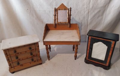 trois meubles miniatures en bois, dont une commode, un miroir et un tabouret