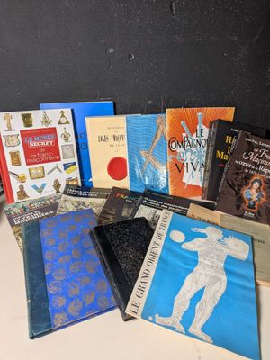 un grand nombre de livres posés sur une table