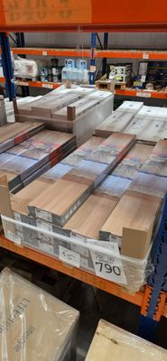 de nombreuses caisses en bois sur les étagères du magasin