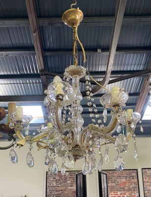 un lustre suspendu au plafond d'une pièce