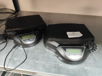 deux balances électroniques posées sur un plan de travail