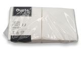 un gros plan sur une paire de serviettes blanches posées sur une surface blanche