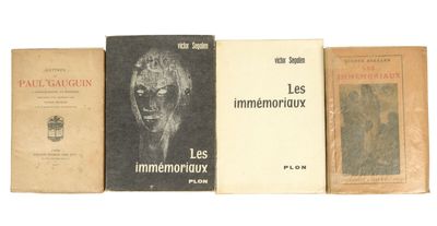 plusieurs livres sont alignés sur une surface blanche avec un fond blanc
