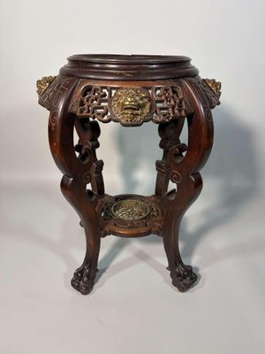 une image représentant une petite table surmontée d'une tête de lion