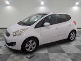 la photo d'une voiture blanche garée dans un garage