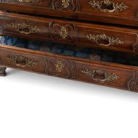 Commode bordelaise dite "tombeau" en noyer mouluré et sculpt… (photo 2)