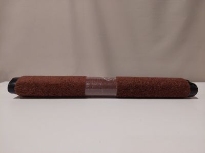 une serviette marron posée sur une table blanche