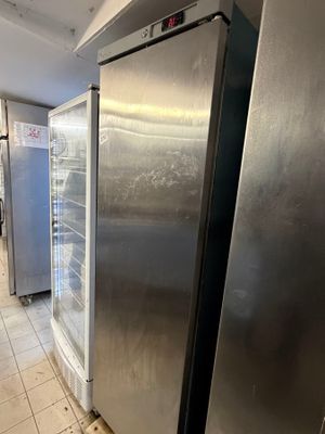 des réfrigérateurs en acier inoxydable dans une cuisine professionnelle dotée d'un sol carrelé