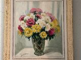 un tableau de fleurs dans un vase sur le mur