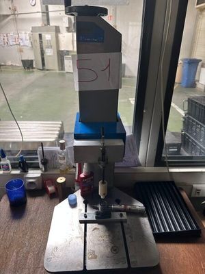 une machine posée sur une table devant une fenêtre