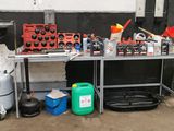 une table avec des outils dans un garage