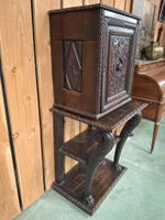 Crédence en bois sculpté, ouvrant par une porte, reposant su… (photo 6)