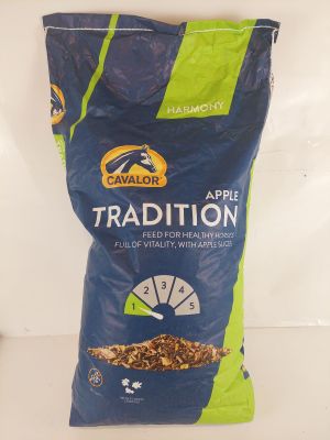 un sac de nourriture posé sur une table