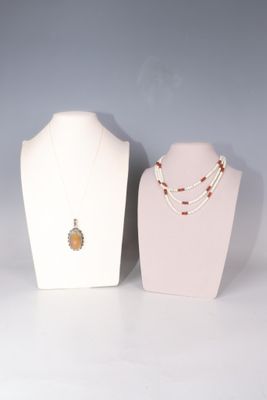 FANTAISIE Ensemble comprenant -un collier 3 rangs de coquill…