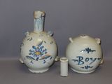 deux vases bleus et blancs placés l'un à côté de l'autre