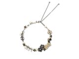 un gros plan d'un bracelet en perles sur fond blanc