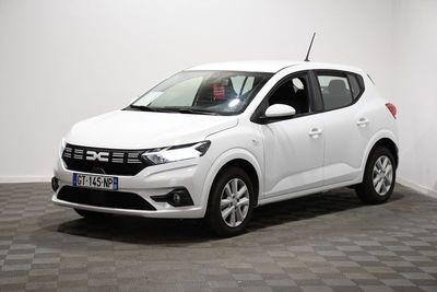 une voiture blanche est garée dans une pièce au sol à carreaux
